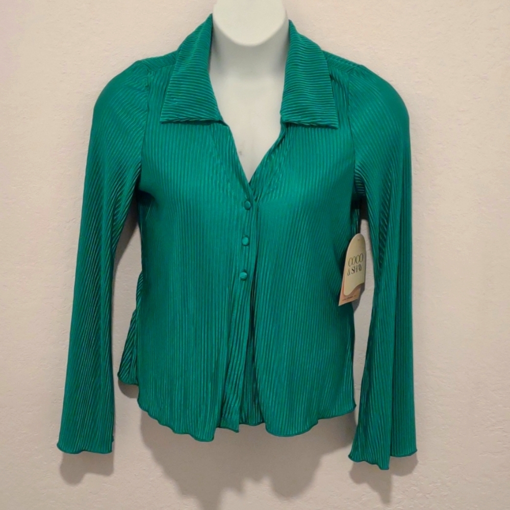 NWT Coco & Shay Size XL, has Bell Sleeves, Green color